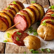 Σουβλάκια με λουκάνικα και πατάτες