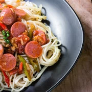 Σπαγγέτι με λουκάνικα και λαχανικά