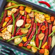 Λουκάνικα με λαχανικά στον φούρνο