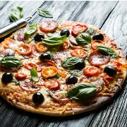 Πίτσα με λουκάνικα, ελιές και βασιλικό