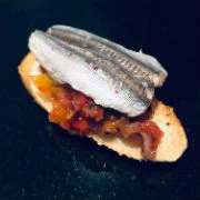 Μεσογειακή μπρουσκέτα με μαρινάτο γαύρο 