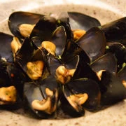 Μύδια αχνιστά με κρασί, κόλιανδρο και σκόρδο