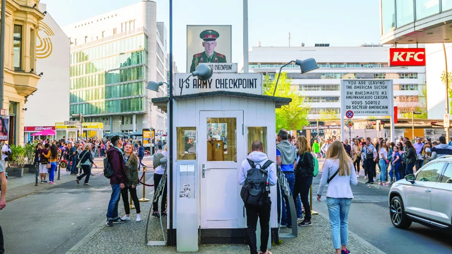 Ξεναγήσεις με αφετηρία το Checkpoint Charlie θα ακολουθούν τη διαδρομή του Τείχους μέχρι τις πλατείες Potzdamer και Liepziger.