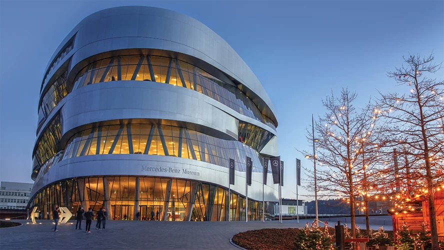 Εννιά ορόφους και πάνω από 16.000 τ.μ. αφιερώνει στην παρακαταθήκη της μεγάλης γερμανικής φίρμας το Μercedes Benz Museum