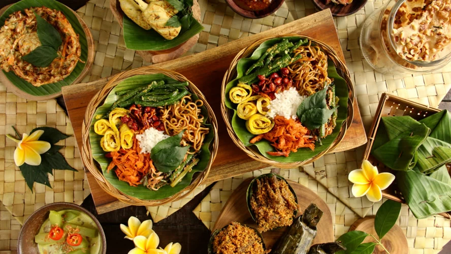Εξωτικές, ελαφρά πικάντικες κι εξαιρετικά γειωμένες, οι τοπικές γεύσεις της Ινδονησίας
