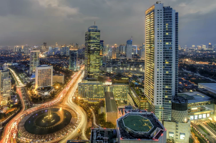 Η Τζακάρτα είναι μια σαγηνευτική μεγαλούπολη, αν και παραδομένη στο ατελείωτο μποτιλιάρισμα
