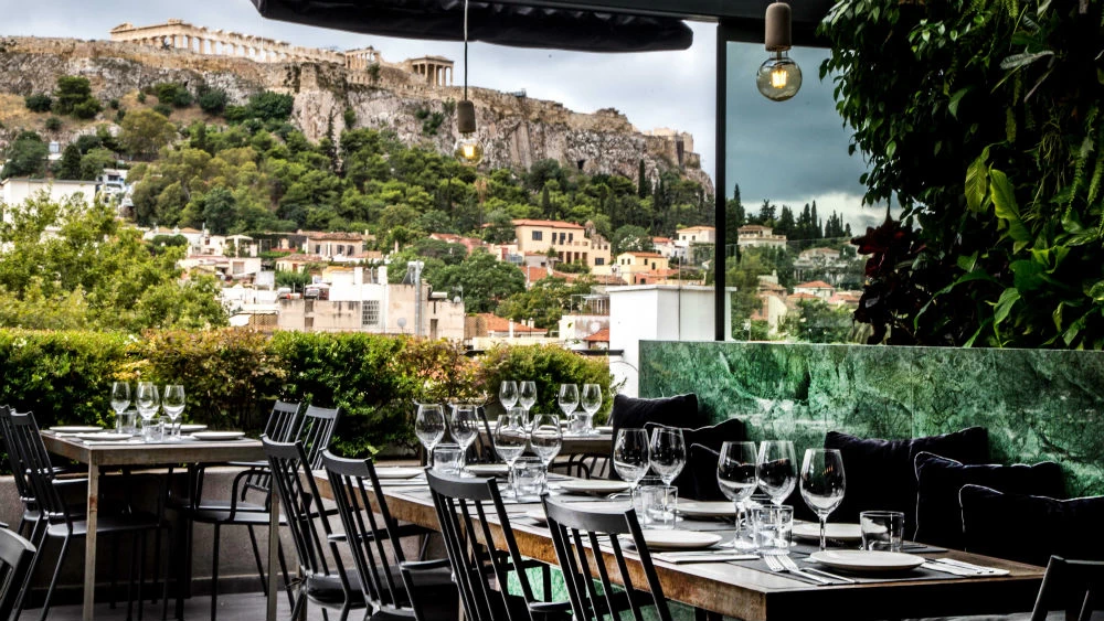Exploring Athens with BMW: Νοσταλγικές μελωδίες και ρομαντικό δείπνο για τη Δάφνια Νεοφύτου - εικόνα 3