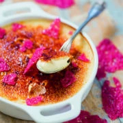 Κρεμ Μπρυλέ με ταχίνι και σμέουρα από τον Ανδρέα Μαυρομμάτη