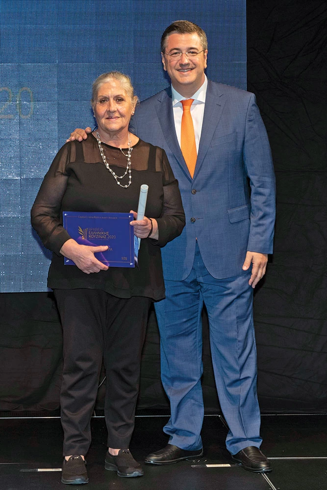 Η Παναγιώτα Κουφαδάκη (ιδιοκτήτρια/σεφ) βραβεύτηκε για το εστιατόριο «Μπουκαδούρα» (14/20) στην Χαλκιδική. Το βραβείο απένειμε ο Περιφερειάρχης Κεντρικής Μακεδονίας Απόστολος Τζιτζικώστας.