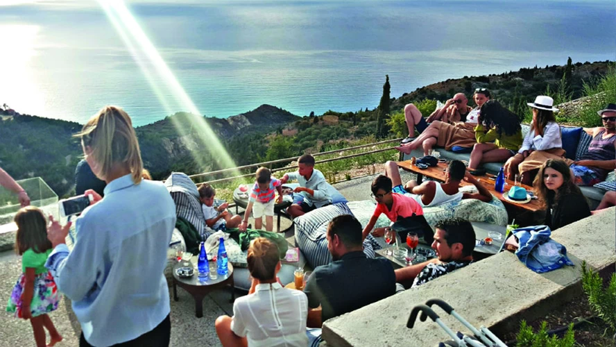 Ακροβολισμένο στην πλαγιά με αποστομωτική θέα στην Αδριατική, το cocktail bar «Fly Me» είναι προορισμός από μόνο του.