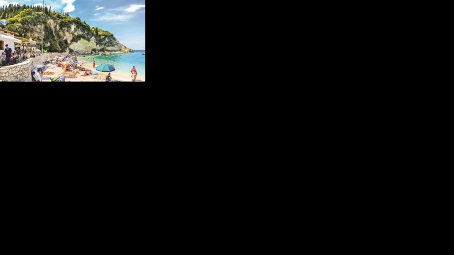 Οικογενειακό προφίλ με όμορφο γραφικό φόντο κάνει την παραλία του Αγίου Νικήτα μία από τις πιο δημοφιλείς επιλογές του νησιού.