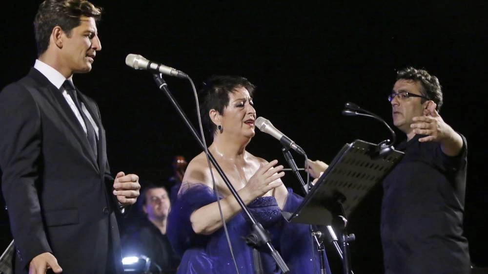 Ο Σάκης και η Σόνια τραγουδούν τα κλασικά στο Ηρώδειο - εικόνα 1