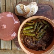 Κατσίκα με κολοκυθάκια & ντομάτα στη γάστρα