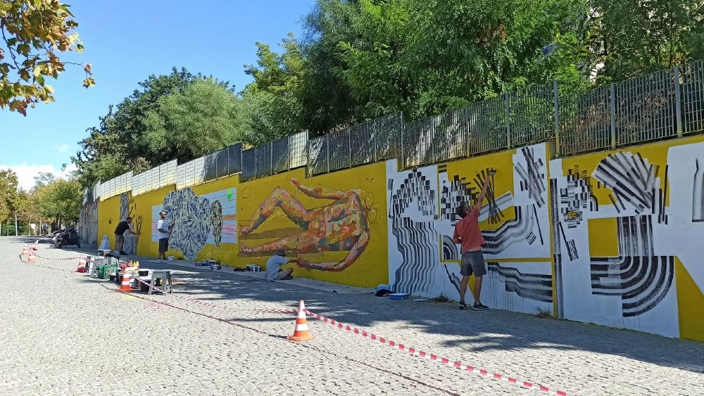 Μια μεγάλη street art τοιχογραφία ξεφύτρωσε στην οδό Θεσσαλονίκης - εικόνα 1