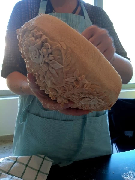 Ευχές για τα κεντημένα ψωμιά της Μαρίας Βαρελά που ζυμώνονται σε web περφόρμανς - εικόνα 1
