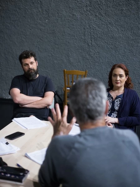 «Περιμένοντας τον Καραϊσκάκη»: Αποκλειστικές πρώτες φωτογραφίες από την παράσταση Λαζόπουλου-Θεοδωρόπουλου - εικόνα 2
