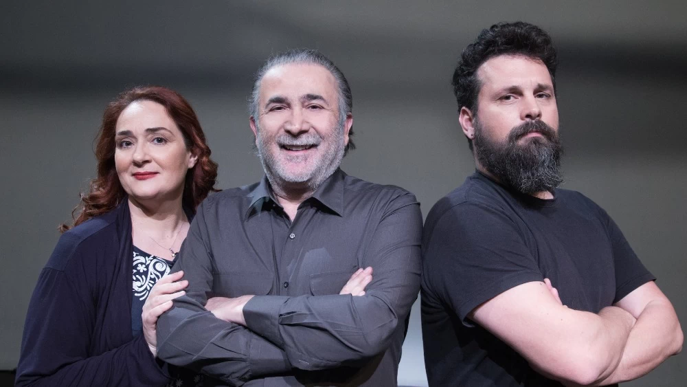 «Περιμένοντας τον Καραϊσκάκη»: Αποκλειστικές πρώτες φωτογραφίες από την παράσταση Λαζόπουλου-Θεοδωρόπουλου - εικόνα 1