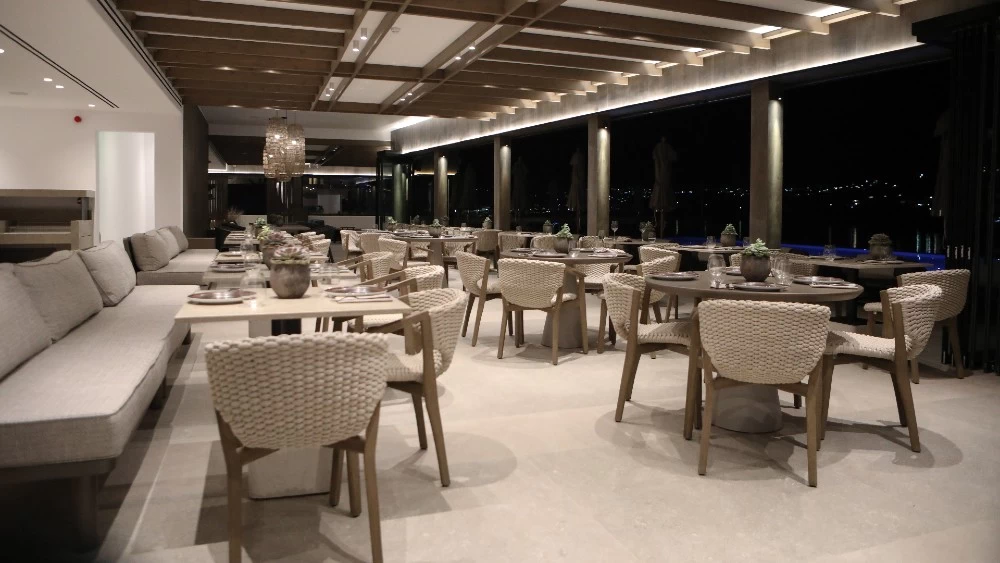 Πρώτη ματιά στο εστιατόριο «Cove» του ξενοδοχείου «Aeonic» που μόλις άνοιξε στη Μύκονο