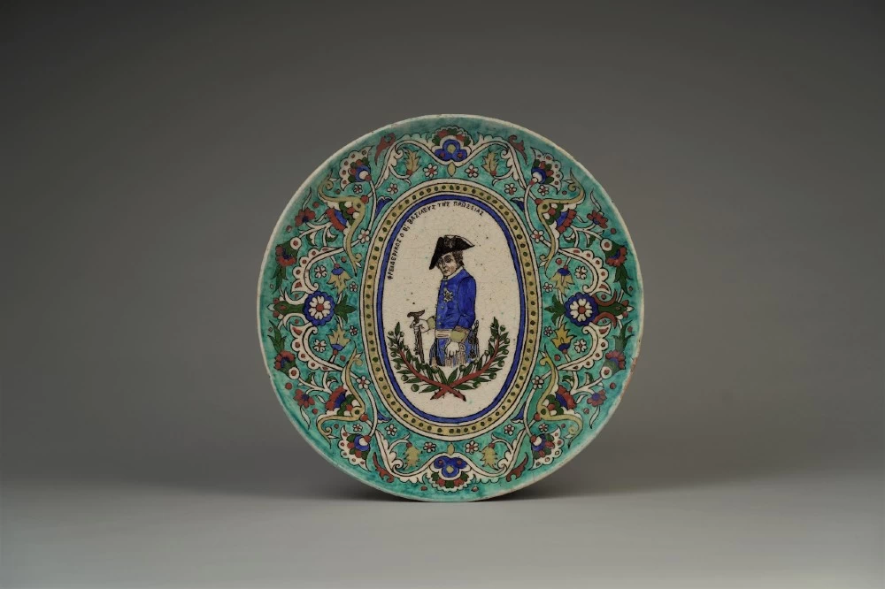 Πιάτο του Μηνά Αβραμίδη κατασκευασμένο στην Κιουτάχεια στις αρχές του 20ού αιώνα που απεικονίζει τον Φρειδερίκο Β΄ βασιλιά της Πρωσίας (1740-1786).