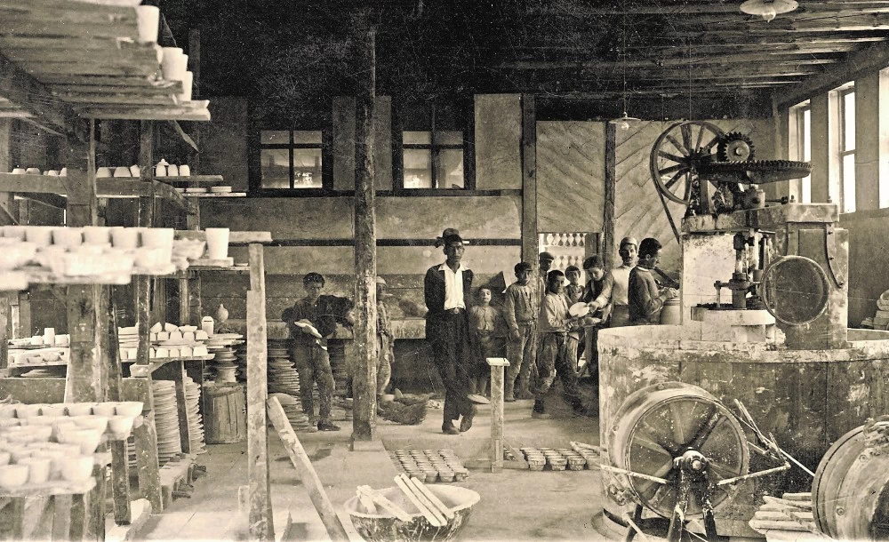 Εσωτερικό του εργοστασίου Şark Çini στην Κιουτάχεια, στα μέσα της δεκαετίας του 1920.