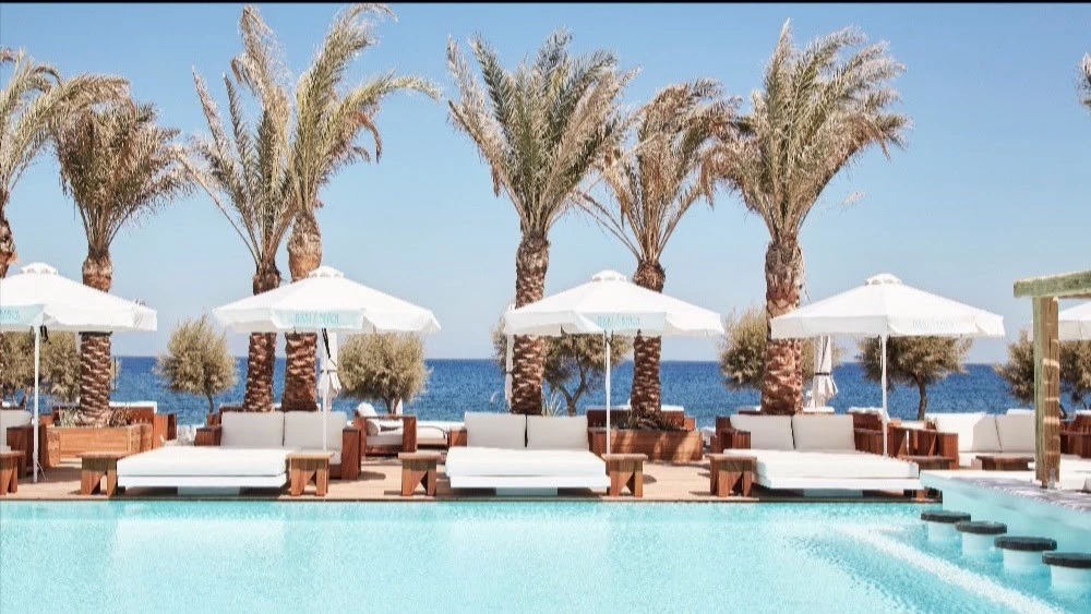 To Nikki Beach Resort & Spa Santorini γιορτάζει τα 3 χρόνια του!