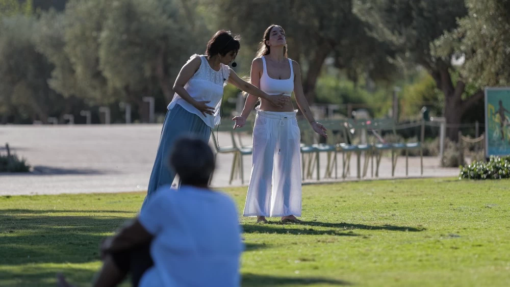 Solar Yoga στα βήματα του Takis: Μιλήσαμε με την instructor Μίμα Ραζέλου λίγο πριν την τελευταία συνάντηση στο ΚΠΙΣΝ - εικόνα 1