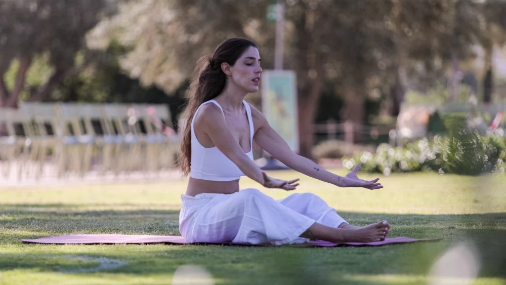 Solar Yoga στα βήματα του Takis: Μιλήσαμε με την instructor Μίμα Ραζέλου λίγο πριν την τελευταία συνάντηση στο ΚΠΙΣΝ - εικόνα 3