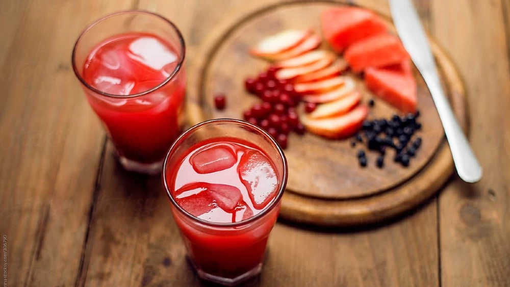 5  καλοκαιρινά cocktails με φρούτα από το ψυγείο μας  