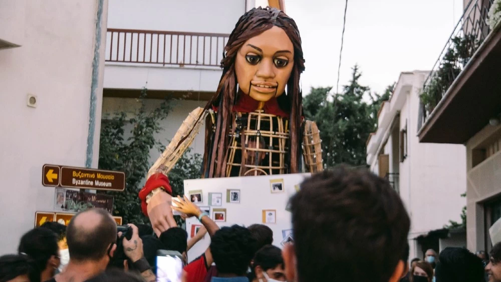 Γιολάντα Μαρκοπούλου: «Η Μικρή Αμάλ αντιπροσωπεύει εκτοπισμένα, ασυνόδευτα παιδιά, δεν είναι απλά μια μαριονέτα που περιφέρεται» - εικόνα 3