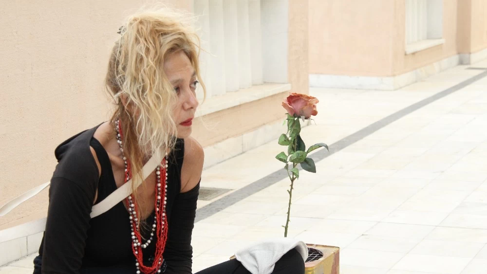 H Δήμητρα Χατούπη για το ρόλο της στην περφόρμανς «Εάλω Θεσσαλονίκη» της Ρούλας Πατεράκη - εικόνα 1