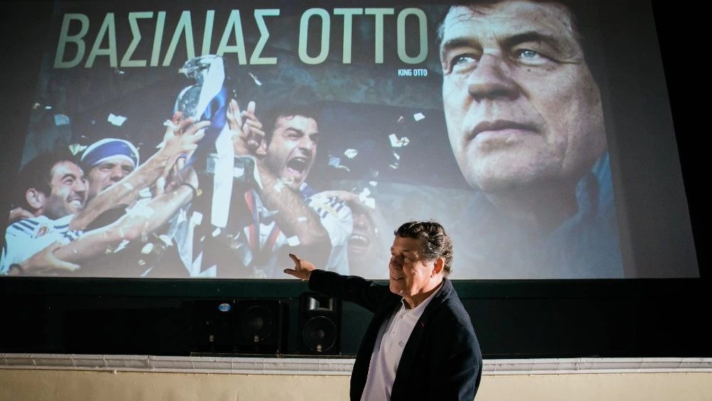 Λίγο πριν βγει στα σινεμά, ο «Βασιλιάς Όττο» έφερε την κούπα του Euro 2004 στο Ζάππειο - εικόνα 1