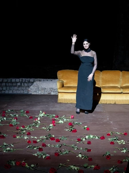 Η Μόνικα Μπελούτσι μεταμορφώνεται στη «Λα Ντιβίνα» Μαρία Κάλλας - Όσα δήλωσε για την παράσταση - εικόνα 4