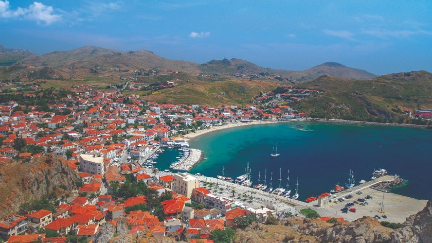 Κόβει την ανάσα η πανοραμική θέα από το Κάστρο στη Μύρινα