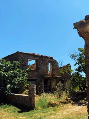 To Πεδινό μπορεί να καταστράφηκε από τους σεισμούς του 1968, ωστόσο, τα τελευταία χρόνια, τα σπίτια του ατμοσφαιρικού χωριού ανακατασκευάζονται.