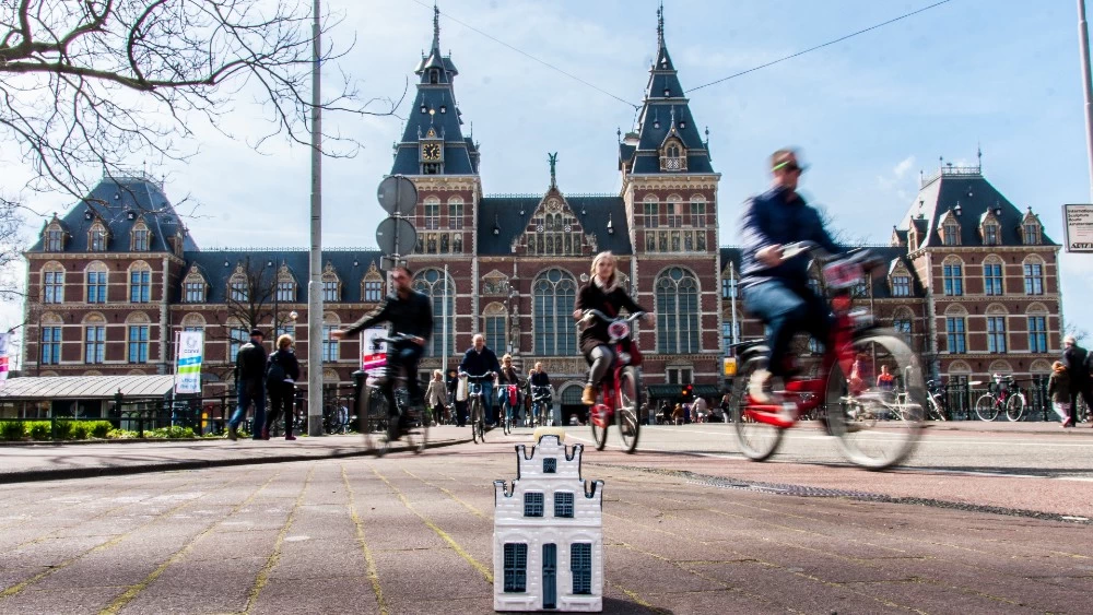 Μια υπέροχη βόλτα στο Άμστερνταμ μέσα από τα πιο εμβληματικά του κτίρια - εικόνα 3