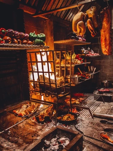 Κάρβουνα καίνε ολημερίς στη θράκα του «Vezené Santorini»