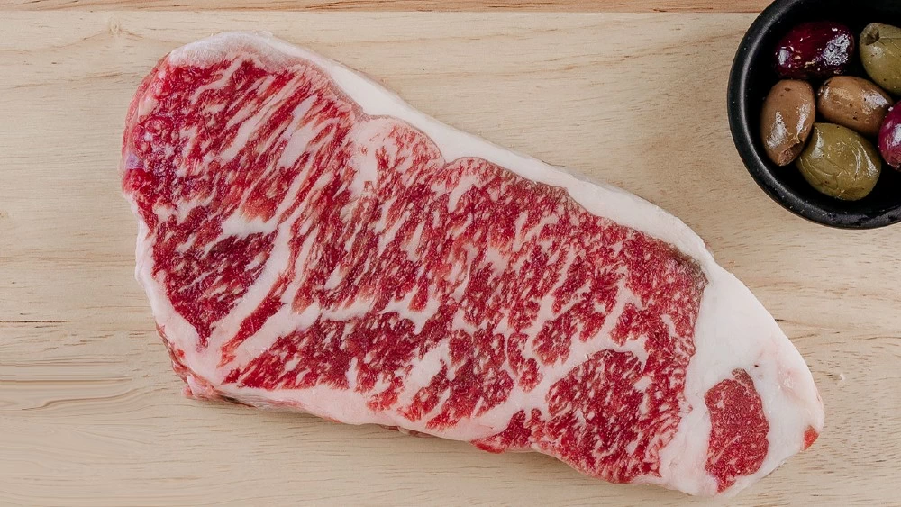 Στην Olive Wagyu Farm οι αγελάδες τρέφονται με ελιές και σοκολάτα - εικόνα 2