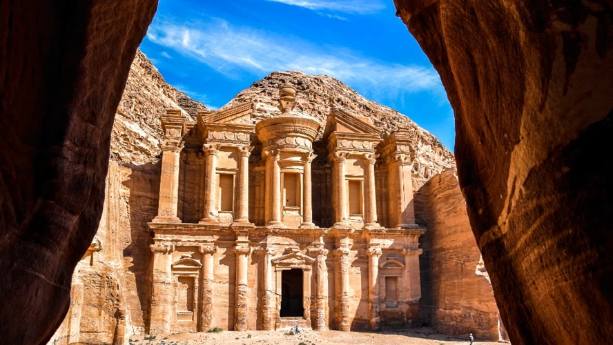 Δεν νοείται ταξίδι στην Ιορδανία χωρίς μια επίσκεψη σ’ ένα από τα 7 θαύματα του κόσμου,την Πέτρα
