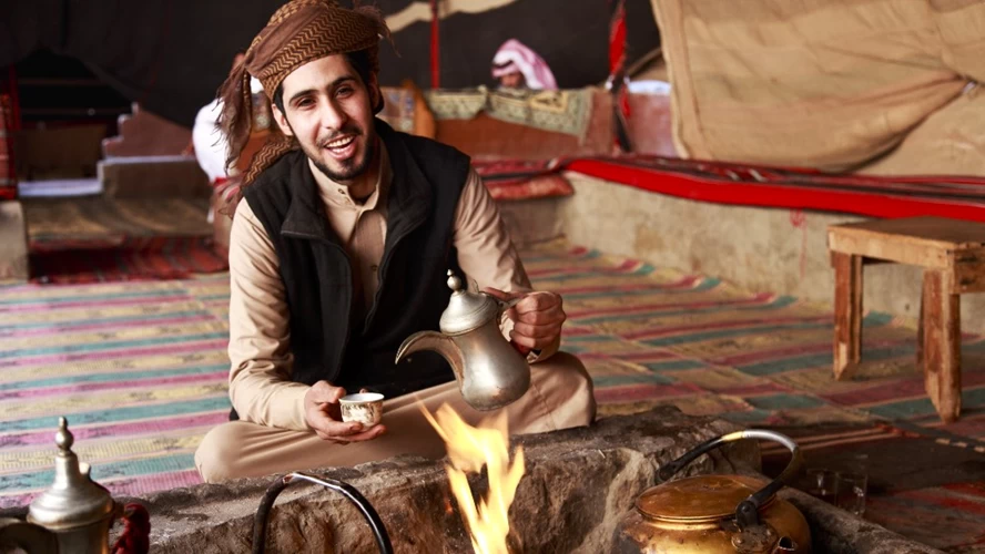 Για να πάρεις μια γνήσια γεύση της ερήμου, μοιράσου ένα τσάι με Βεδουίνους