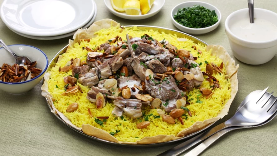mansaf: Το ιορδανικό εθνικό πιάτο, με αρνί μαγειρεμένο σε σάλτσα στραγγιστού γιαουρτιού και ρύζι