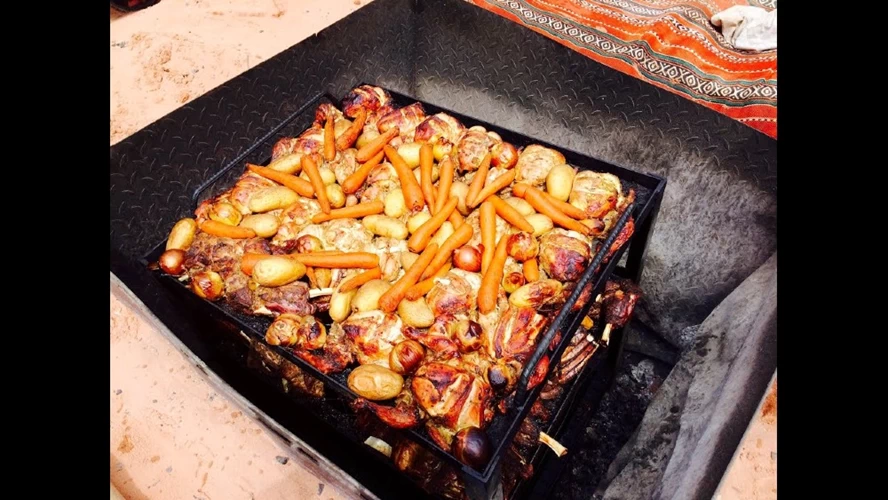 Zaarb: Το πιάτο των Βεδουίνων με μαριναρισμένο αρνί και λαχανικά, που ψήνεται σε ένα λάκκο γεμάτο καυτά κάρβουνα, καλυμμένο με άμμο