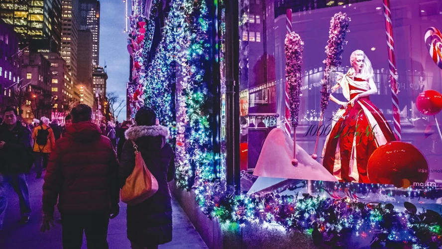 Οι βιτρίνες του Saks Fifth Avenue μετατρέπουν το window shopping σε εξτραβαγκάντσα.