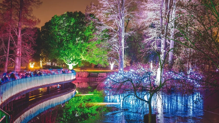 Νυχτοπερπατήματα στους παραμυθένιους Kew Gardens