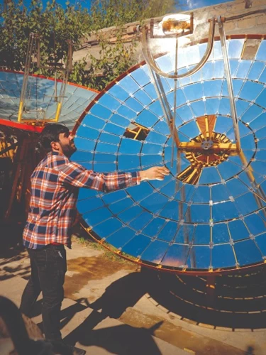 Η περίφημη «δορυφορική» πέστροφα ψήνεται με ηλιακή ενέργεια στο «Machanents House». © David Egui