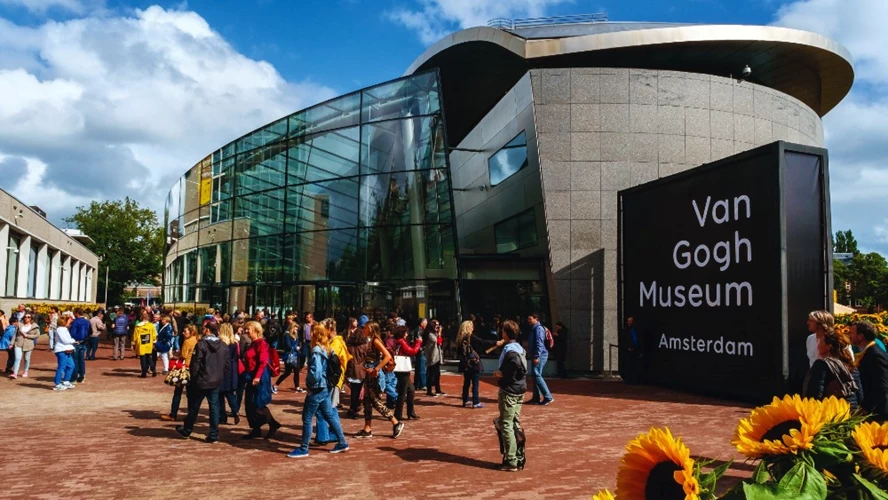 Επισκέπτες από όλον τον κόσμο συγκεντρώνει το μουσείο Βαν Γκογκ.