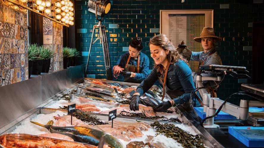 Στην προσιτή ψαροφαγία ειδικεύεται το εστιατόριο «Pesca». 