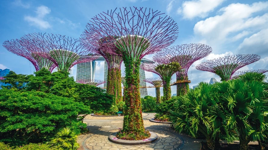 Το εξελισσόμενο αστικό τοπίο της Σιγκαπούρης δένει αρμονικά με τη φύση.
