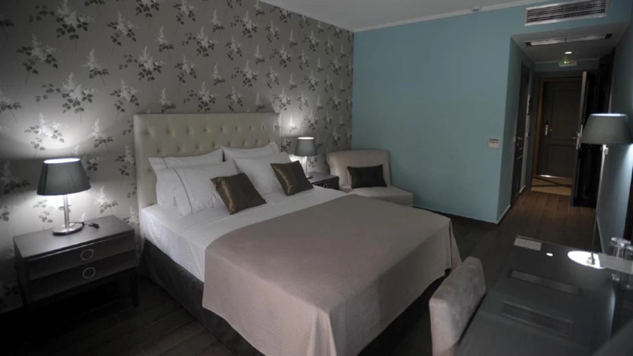Μοντέρνου ύφους δωμάτια διαθέτει το ξενοδοχείο «Theasis» στην Παραμυθιά.