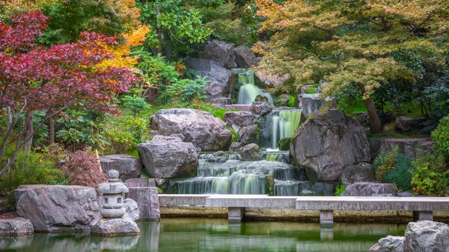 Μια γωνιά του Holland Park σε ταξιδεύει κατευθείαν στο Κιότο. © Shutterstock
