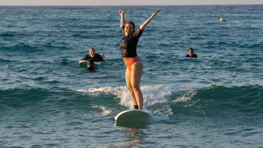 Για τους πιο active ταξιδιώτες το surfing είναι πάντα μια καλή ιδέα για το καλοκαίρι. © The Thing About Greece